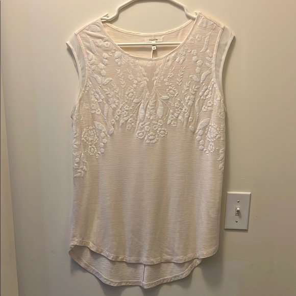 Maurice’s white with floral detail sleeveless top Size Medium - Picture 1 of 8